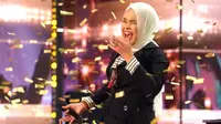 Saking terkesimanya, Cowell memberikan Golden Buzzer untuk penyanyi tunanetra tersebut. [Foto: YouTube/America's Got Talent].