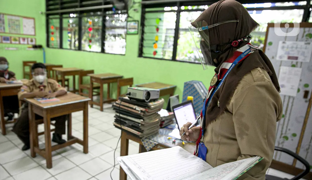 Suasana hari pertama uji coba Pembelajaran Tatap Muka (PTM) di SDN Kenari 08 Pagi, Jakarta, Rabu (7/4/2021). Skema yang akan diterapkan adalah pembelajaran tatap muka secara bergantian di dalam ruangan maksimum 50 persen dari kapasitas ruangan. (Liputan6.com/Faizal Fanani)