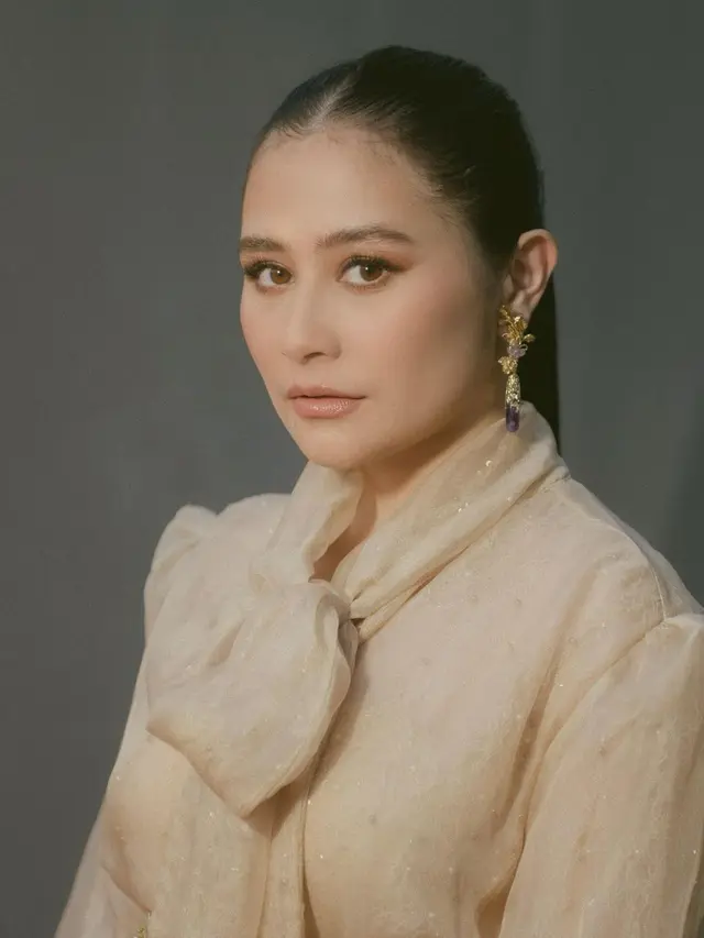 6 Inspirasi Gaya Rambut Ponytail Prilly Latuconsina yang Anti Membosankan