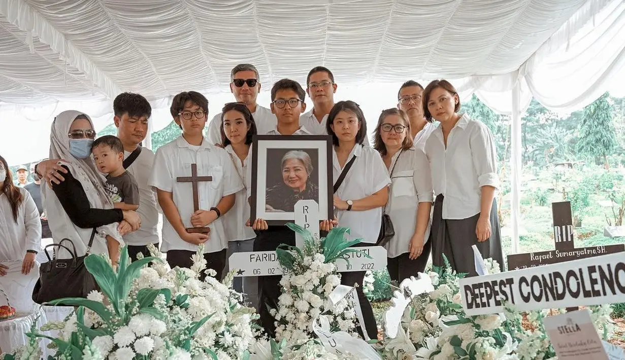 Gisel hadir di pemakaman mantan ibu mertua (instagram/gisel_la)