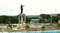 Proyek pengerjaan patung Soekarno-Hatta di kawasan bandara internasional Soekarno Hatta, Tangerang, Banten, (27/1/16). Pemindahan patung terkait rencana pembangunan Bandara Soetta. (Liputan6.com/Faisal R Syam)