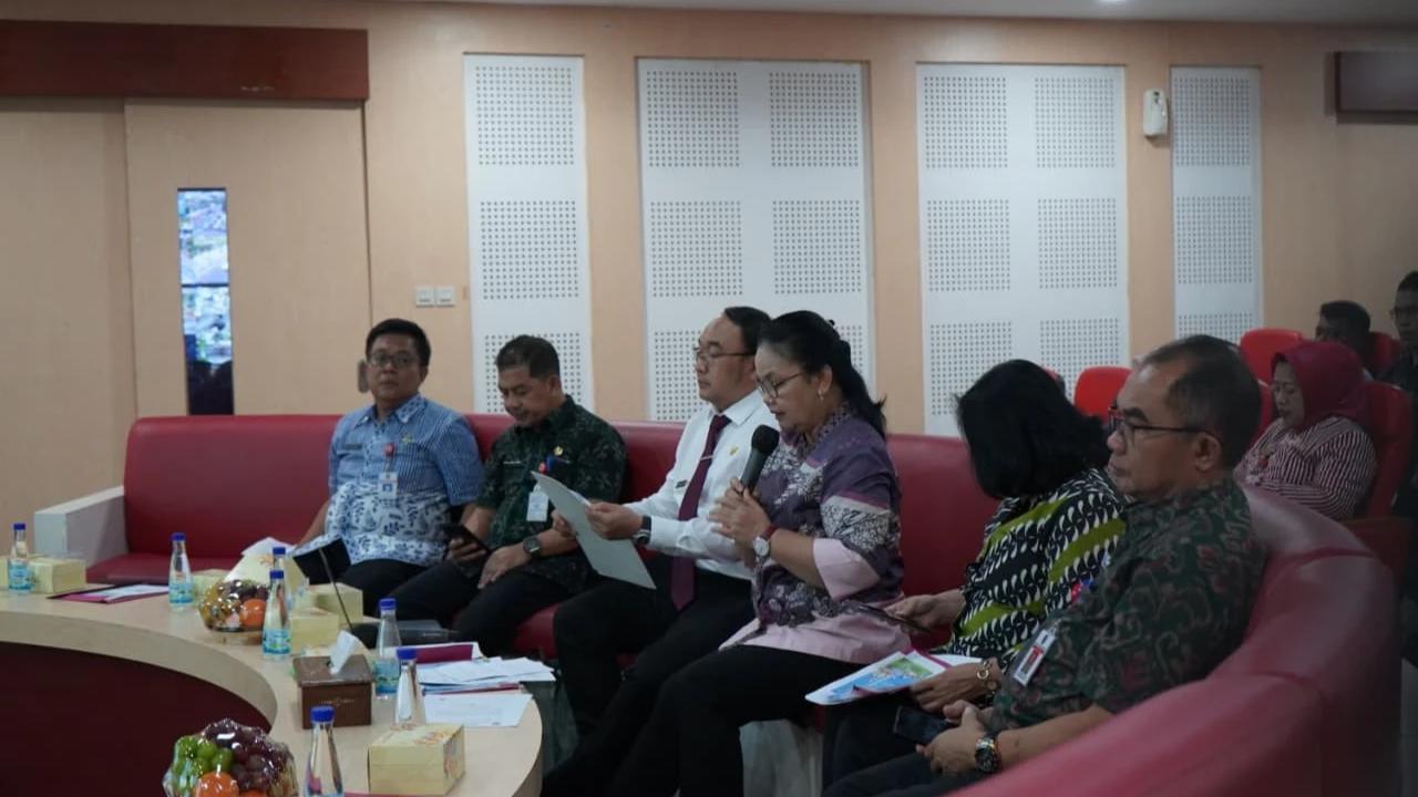 Wali kota Semarang, Agustina Wilujeng didampingi Pj Sekda dan Kepala DKK Kota Semarang saat mengikuti verifikasi dokumen pada penilaian kota sehat Swasti Saba pada Agustus lalu