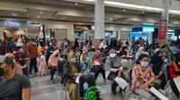 Vaksinasi di mal Royal Plaza Surabaya. (Dian Kurniawan/Liputan6.com)