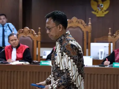 Terdakwa korupsi pembangunan gedung IPDN Budi Rachmat Kuniawan saat menjalani sidang putusan di Pengadilan Tipikor, Jakarta, Jumat (26/7/2019). Mantan GM Divisi Gedung PT Hutama Karya (HK) itu dihukum 5 tahun penjara, denda Rp 300 juta subsider 3 bulan kurungan. (Liputan6.com/Helmi Fithriansyah)