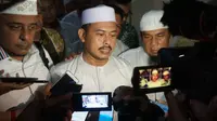 Ketua Umum PA 212 Slamet Ma'arif usai menjalani pemeriksaan selama 6 jam di Polresta Solo, Kamis (7/2).(Liputan6com/Fajar Abrori)