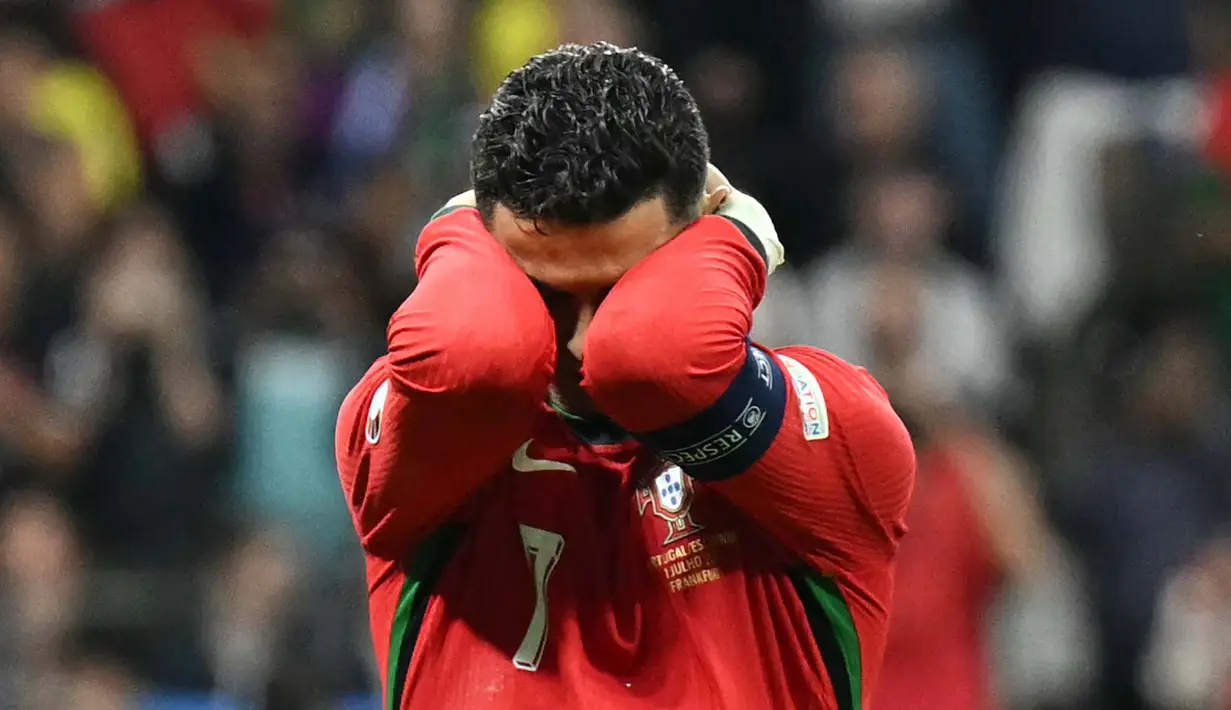 Reaksi pemain timnas Portugal, Cristiano Ronaldo saat gagal mencetak gol lewat tendangan penalti selama pertandingan babak 16 besar Euro 2024 melawan Slovenia di Frankfurt Arena pada 1 Juli 2024. (PATRICIA DE MELO MOREIRA/AFP)