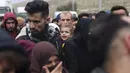 Warga Suriah menunggu untuk menyeberang ke Suriah dari Turki di gerbang perbatasan Cilvegozu, dekat kota Antakya, tenggara Turki, Selasa (21/2/2023). Jumlah korban tewas di Turki dan Suriah naik menjadi delapan dalam gempa terbaru dan kuat yang melanda, dua minggu setelah gempa dahsyat menewaskan hampir 45.000 orang, kata pihak berwenang dan media pada Selasa. (AP Photo/Unal Cam)