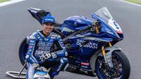 Galang Hendra berpose dengan motornya pada ajang Kejuaraan Dunia Supersport. (Istimewa)