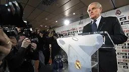 President of Real Madrid football club Ramon Calderon attends a press conference as he announces his stepping down, at the Santiago Bernabeu stadium in Madrid, on January 16, 2009. AFP PHOTO/PIERRE-PHILIPPE MARCOU