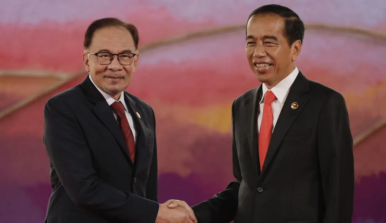 Presiden Indonesia Joko Widodo atau Jokowi (kanan) menyapa Perdana Menteri Malaysia Anwar Ibrahim dalam Konferensi Tingkat Tinggi (KTT) Ke-42 ASEAN di Labuan Bajo, Nusa Tenggara Timur, Rabu (10/5/2023). (Willy Kurniawan/Pool Photo via AP)