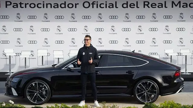 Cristinao Ronaldo berpose depan Audi RS7 Sportback Performance