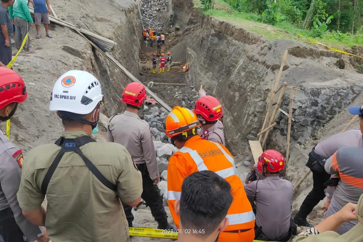 Basarnas, bersama TNI-Polri lakukan pencarian satu korban atas nama Surya warga Bayat Klaten Jawa Tengah akibat tertimbun longsor.