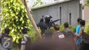 Anggota Brimob bersiap melakukan penyergapan di lokasi perampokan disertai penyanderaan di Kawasan Pondok Indah, Jakarta, Minggu (3/9). Dua tersangka pelaku perampokan disertai penyanderaan dilumpuhkan polisi. (Liputan6.com/Helmi Fithriansyah)