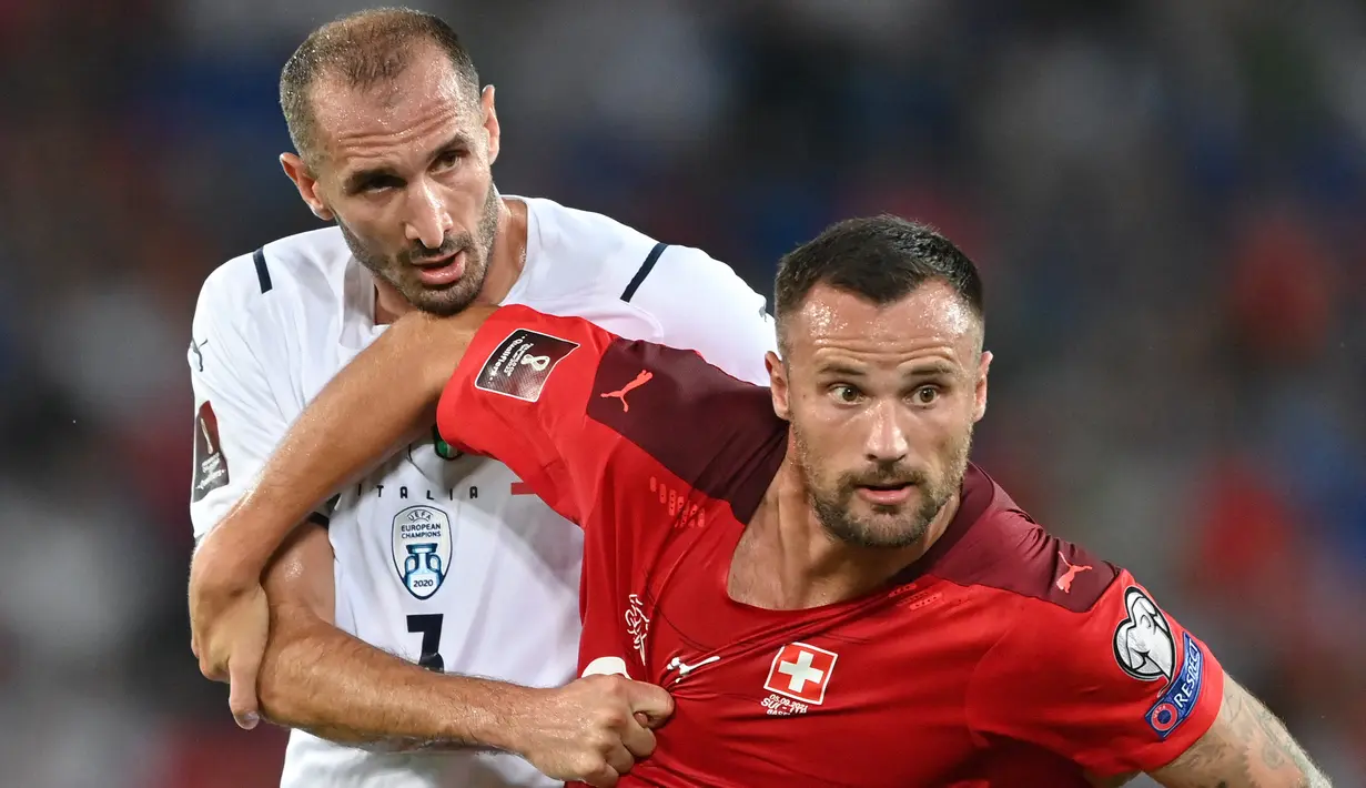 Haris Seferovic. Striker Swiss berusia 30 tahun ini baru saja bergabung dengan Galatasaray pada awal musim 2022/2023 dengan status pinjaman dari Napoli. Bersama Timnas Swiss ia akan menjalani Piala Dunia ketiganya di Qatar nanti setelah sebelumnya ia juga masuk skuad Swiss pada edisi 2014 dan 2018. Dalam dua edisi tersebut Swiss selalu tersingkir di babak 16 besar. (AFP/Fabrice Coffrini)