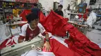 Aktivitas penjahit menyelesaikan pembuatan bendera merah putih sepanjang dua kilometer di Industri Konveksi Rumahan Sinergi Adv Nusantara, Jagakarsa, Jakarta Selatan, Rabu (6/8/2025). (merdeka.com/Arie Basuki)