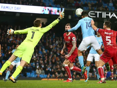 Pemain Manchester City, Sergio Aguero mencetak gol ke gawang Bristol City pada leg pertama semifinal Piala Liga Inggris di Stadion Etihad, Selasa (9/1). Tertinggal lebih dulu, City akhirnya menang 2-1 berkat gol Aguero di injury time. (AP/Dave Thompson)