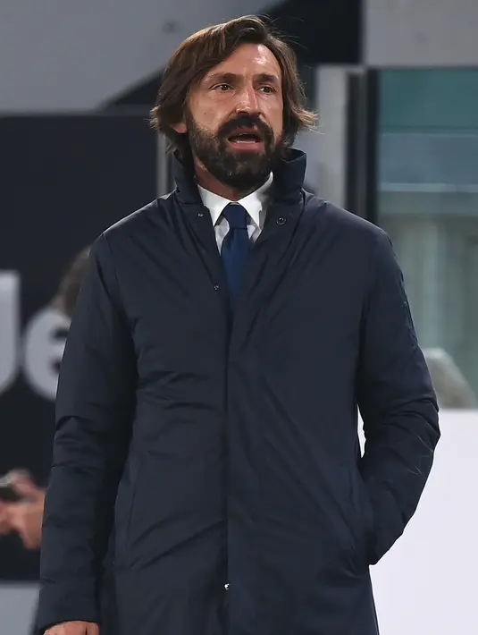 Pelatih Juventus, Andrea Pirlo menginstruksikan pemainnya saat bertanding melawan Hellas Verona pada pertandigan lanjutan Liga Serie A Italia di Allianz Stadium di Turin (25/10/2020). Juventus bermain imbang 1-1 atas Verona. (AFP/Marco Bertorello)