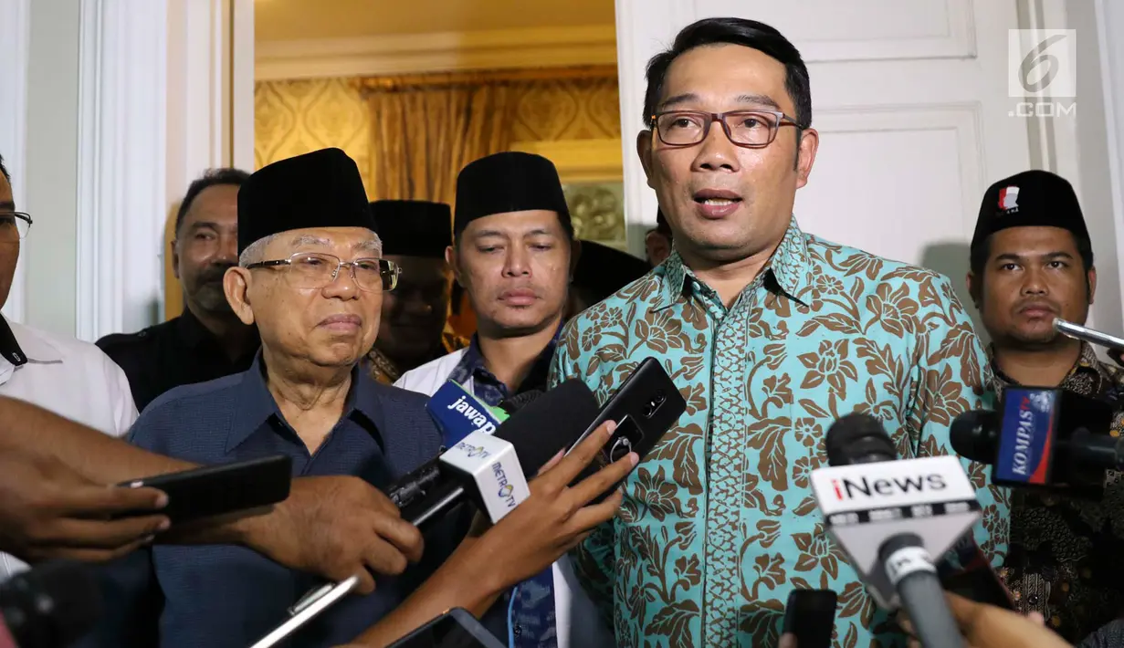 Gubernur Jawa Barat Ridwan Kamil dan Cawapres nomor urut 01 Ma'ruf Amin memberi keterangan kepada awak media di Jakarta, Selasa (12/2). Sebelumnya Ma'ruf Amin telah menerima kunjungan Wali Kota Solo FX Hadi Rudyatmoko. (Liputan6.com/Immanuel Antonius)