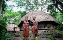 Mahasiswa dari Jakarta Sambangi Rumah Panglima Perang Moro Kogoya di Papua Untuk Memberikan Sesuatu