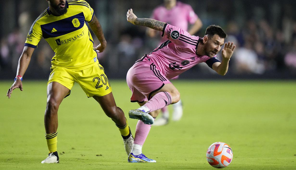 Pemain Inter Miami, Lionel Messi berusaha melewati pemain Nashville pada laga leg kedua 16 besar Concacaf Champions Cup di Chase Stadium, Fort Lauderdale, Florida, Kamis (14/03/2024) WIB. (AFP/Getty Images/Brennan Asplen)