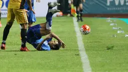 Pemain Persib, Samsul Arif terjatuh saat berebut bola dengan pemain Mitra Kukar pada laga Torabika SC 2016 di Stadion Gelora Bandung Lautan Api, Sabtu (18/6/2016). (Bola.com/Nicklas Hanoatubun)