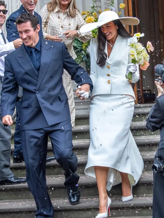 Dua Lipa Resmi Menikah dengan Callum Turner, Tampil Memukau dalam Busana Haute Couture Schiaparelli