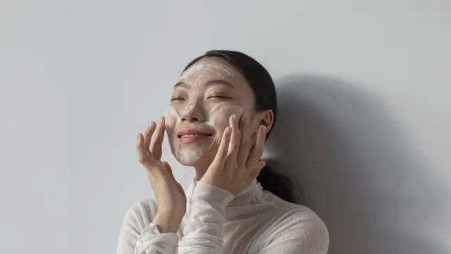 1. Pembersih Wajah (Facial Cleanser)