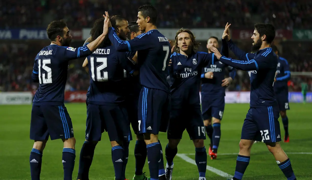 Para Pemain Real Madrid merayakan gol Karim Benzema (3kiri) saat melawan Granada pada lanjutan La Liga Spanyol di di Estadio Nuevo Los Carmenes, Senin (8/2/2016) dini hari WIB. (REUTERS/Marcelo del Pozo)