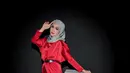 Ria Ricis kenakan dress satin berwarna merah yang dipadukan hijab abu-abu, dipermanis dengan belt hitam.   [@@askar_photography]
