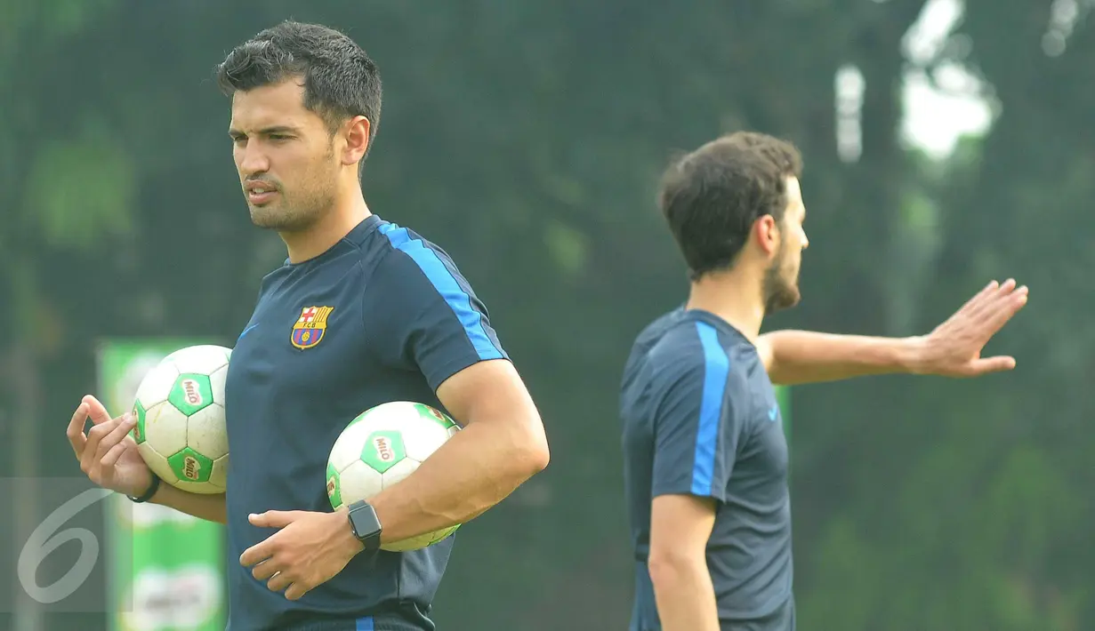 Tim pelatih dari FC Barcelona memberikan pelatihan sepak bola di International Sport Club of Indonesia, Tangerang Selatan, Jumat (21/4). Peserta adalah hasil seleksi dari Milo Football Championship 2017. (Liputan6.com/Helmi Afandi)