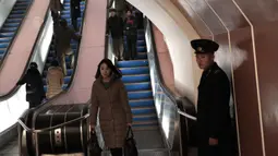 Petugas berjaga di dekat eskalator di stasiun kereta bawah tanah Kaeson di Pyongyang, Korea Utara (23/11/2019).  Stasiun Kaeson ini terletak dekat Arch of Triumph dan Kaeson Youth Park. (AP Photo/Dita Alangkara)