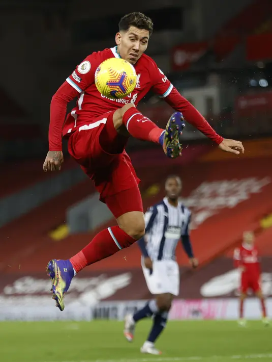 Penyerang Liverpool, Roberto Firmino mengontrol bola saat melawan West Bromwich Albion pada pertandingan lanjutan Liga Inggris di stadion Anfield, Inggris, Senin (28/12/2020). Liverpool hanya mampu membawa pulang 1 poin dari laga Boxing Day 2020 ini. (Clive Brunskill/Pool via AP)