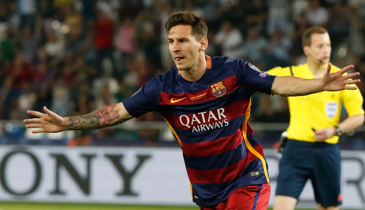 Penyerang Barcelona, Lionel Messi melakukan selebrasi usai mencetak gol ke gawang Sevilla pada Piala Super Eropa 2015 di Stadion Boris Paichadze, Tbilisi, Georgia, (12/8/2015). Barcelona menang atas Sevilla dengan skor 5-4. (REUTERS/Grigory Dukor)