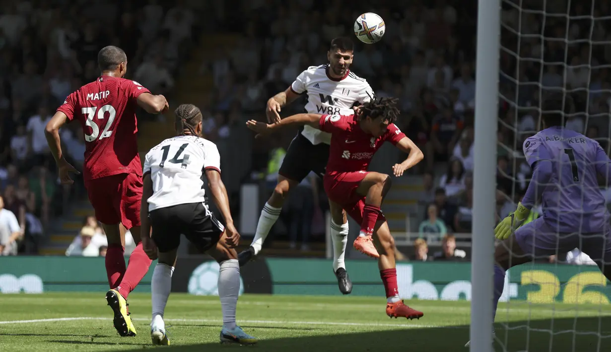 Penampilan impresif Mitrovic benar-benar membuat lini pertahanan The Reds yang dikomandoi Virgil van Dijk merana dan kalang kabut. (AP/Ian Walton)