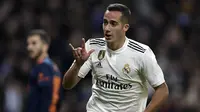 Striker Real Madrid, Lucas Vazquez, merayakan gol yang dicetaknya ke gawang Valencia pada laga La Liga di Stadion Santiago Bernabeu, Madrid, Sabtu (1/12). Madrid menang 2-0 atas Valencia. (AFP/Oscar Del Pozo)