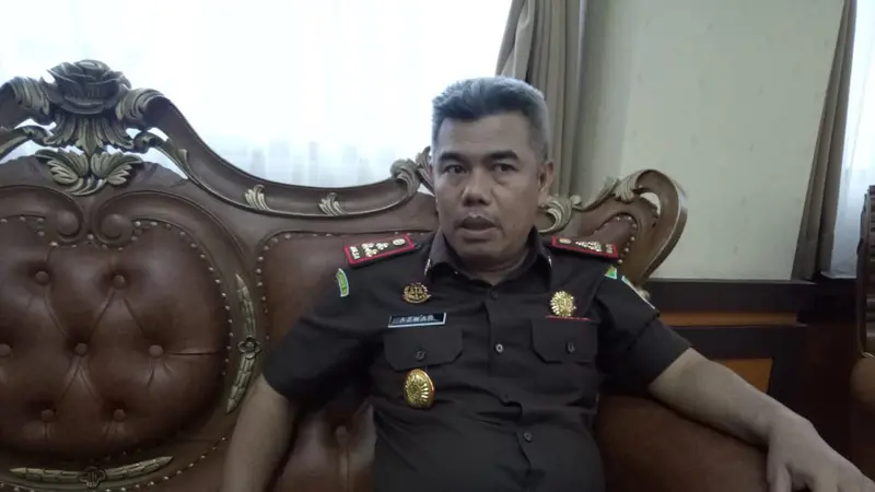 Kepala Kejakaan Negeri Garut Azwar tengah memberikan keterangan, saat ditemui di ruang kerjanya Kantor Kejari Garut