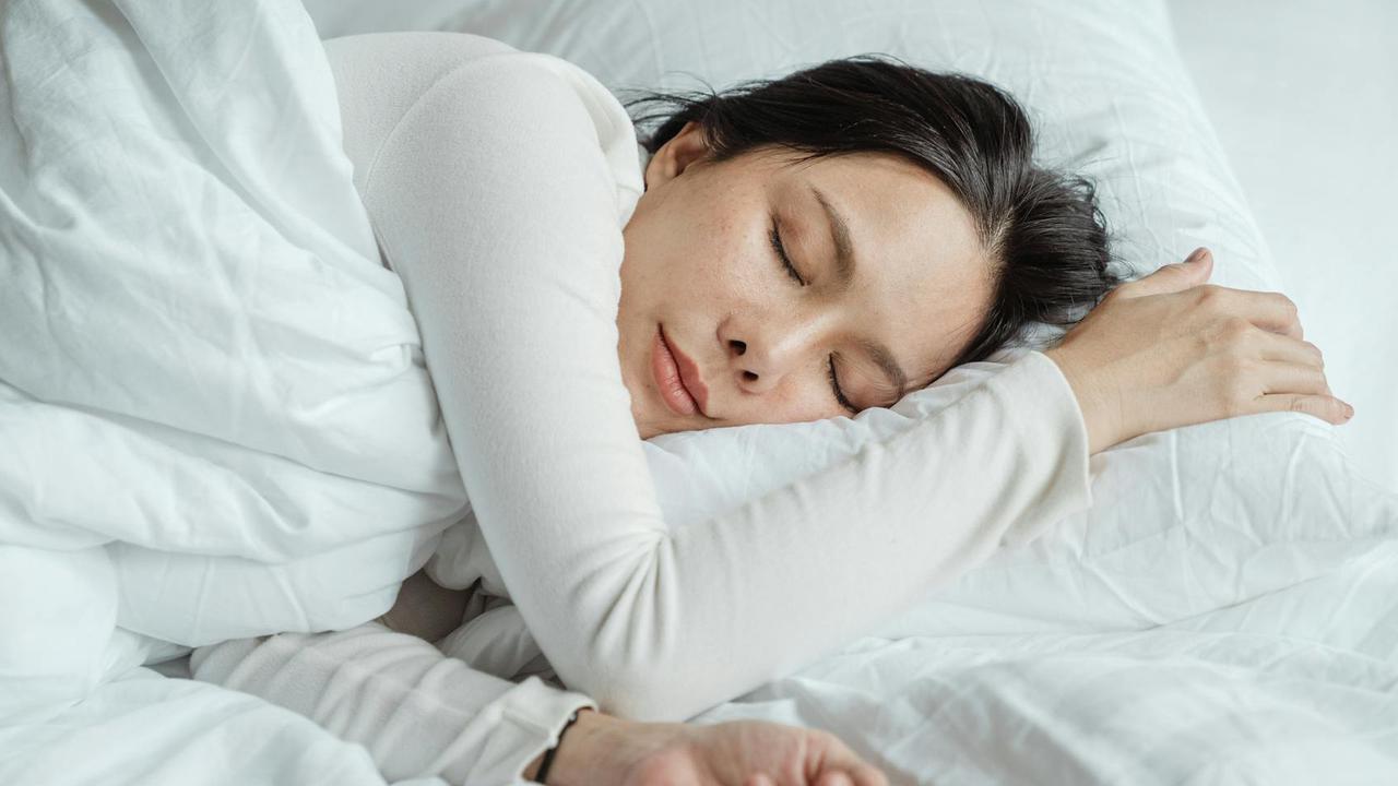 Mau Tidur Lebih Nyenyak? Coba Jalan Nyeker di Pagi atau Sore Hari Bisa Membantu Tidur Lebih Baik