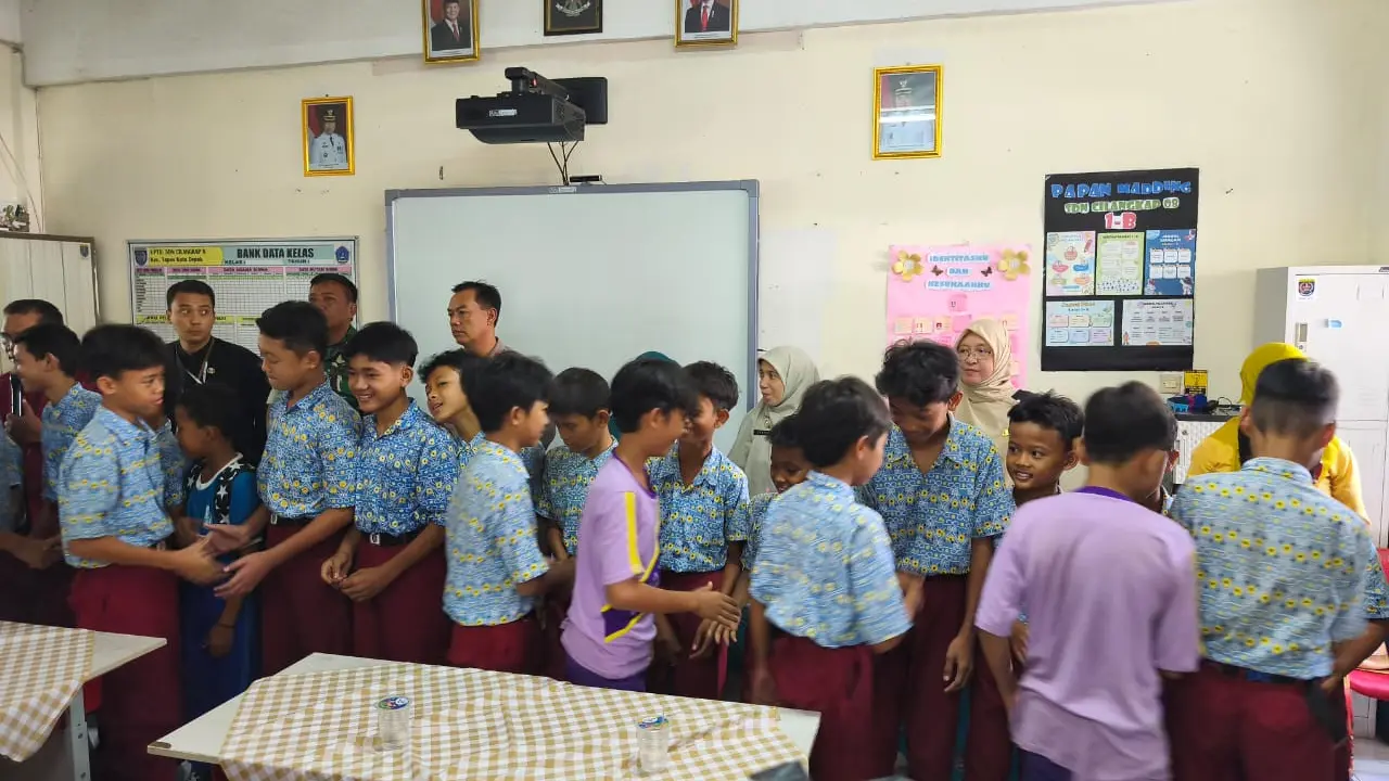 Sejumlah siswa terlibat tawuran saling meminta maaf usai dilakukan mediasi di SDN 8 Cilangkap, Depok. (Liputan6.com/Dicky Agung Prihanto)