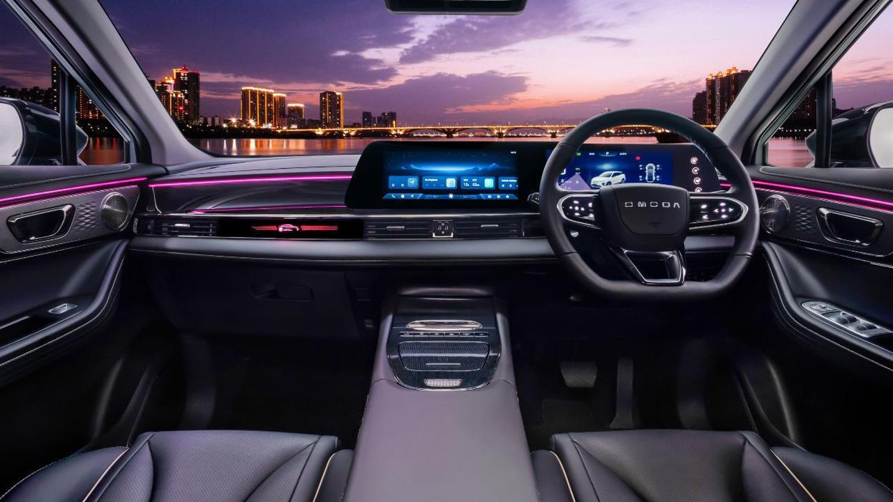 Meskipun seluruhnya berwarna hitam, interior Chery Omoda E5 tetap memancarkan kesan elegan dan modern, sambil menunjukkan kekuatan dan keberanian