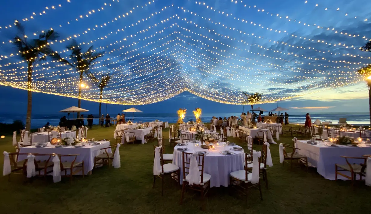 Suasana malam yang temaram akan tampang cantik dengan hiasan lampu-lampu. Tentu pengalaman intimate dinner untuk merayakan hari spesialmu pun akan menjadi momen tak terlupakan/copyright Bali Beach Glamping