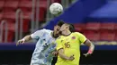 Penyerang timnas Argentina, Nicolas Gonzalez dan bek Kolombia, Daniel Munoz melakukan sundulan saat berebut bola pada laga semifinal Copa America 2021 di Estadio Nacional Brasilia, Rabu (7/7/2021).  Argentina lolos ke final usai menang 3-2 atas Kolombia lewat adu penalti. (AP Photo/Eraldo Peres)