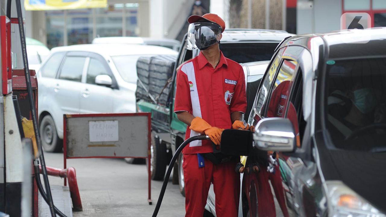 Petugas SPBU Gunakan Pelindung Wajah Saat Bertugas