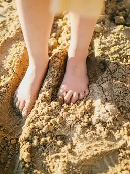 Berikan kebebasan yang aman bagi anak untuk merasakan tekstur buminya sendiri. [Dok/Pexels.com/RDNE Stock Project].