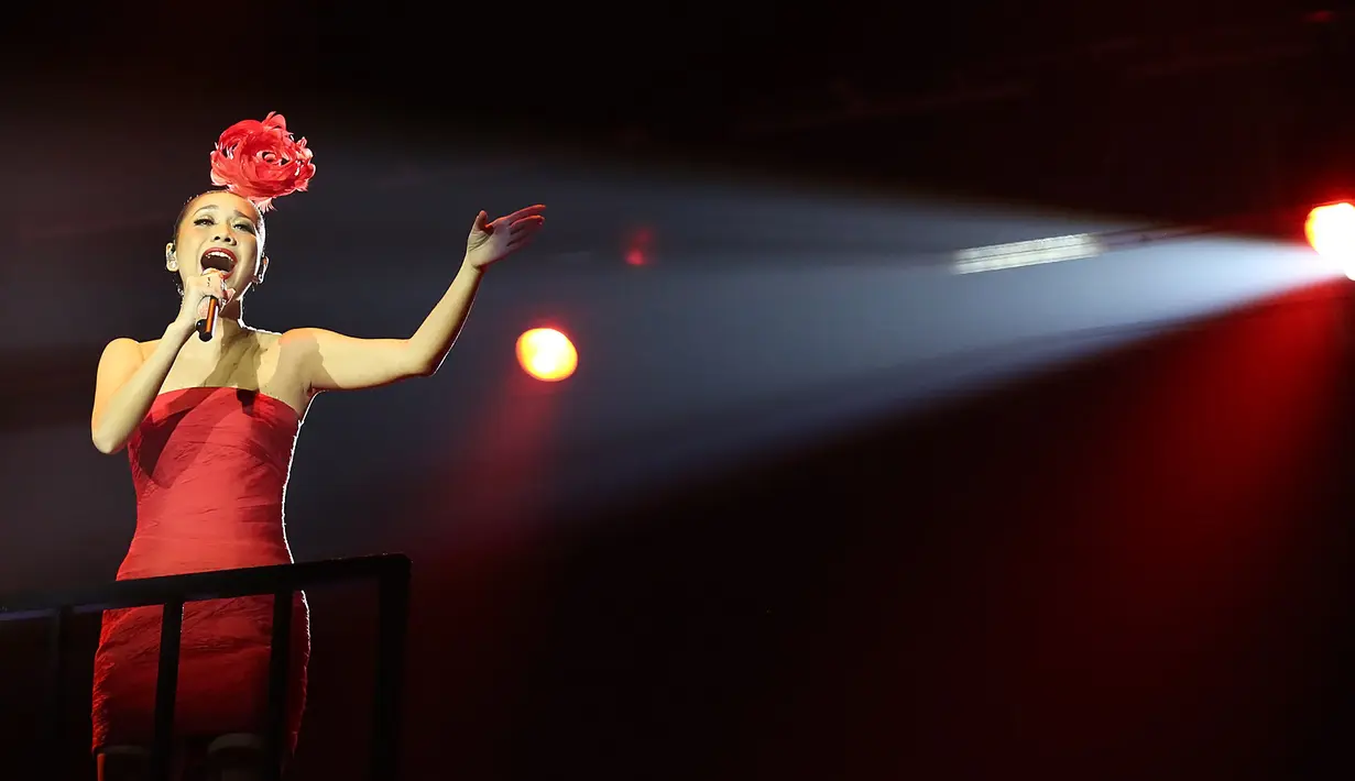 Bunga Citra Lestari tampil anggun dengan gaun merah. Konser bertajuk It's Me BCL dibuka sekitar pukul 20.30 WIB. Lagu Karena Ku Cinta Kau sebagai pembuka konser yang digelar di Plenary Hall JCC Senayan.(Bambang E. Ros/Bintang.com)