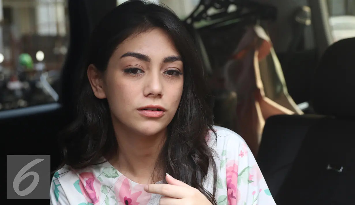 Aktris Celine Evangelista menjawab pertanyaan wartawan saat ditemui di lokasi syuting kawasan Cibubur, Jakarta, Senin (18/7/). Celine mengaku pasrah dengan gosip pernikahan sejenis dan perusak rumah tangga orang lain. (Liputan6.com/Herman Zakharia)