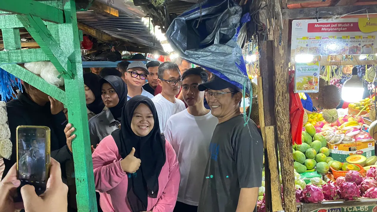 Calon wakil presiden (cawapres) nomor urut 2, Gibran Rakabuming Raka melakukan blusukan ke Pasar Rawasari Jakarta Pusat, Minggu (3/12/2023).