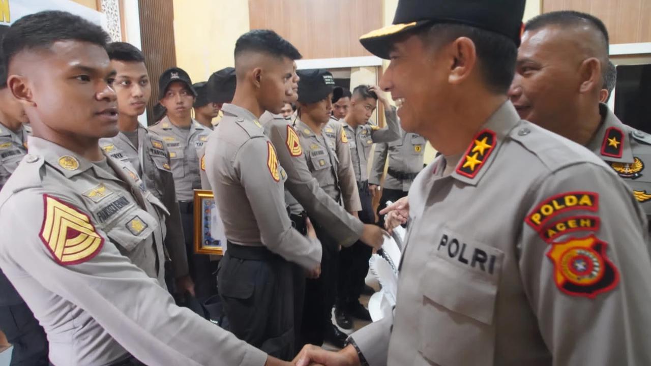 FOTO: Kapolda Aceh Berikan Penghargaan kepada Personel Polri dan Taruna Akpol