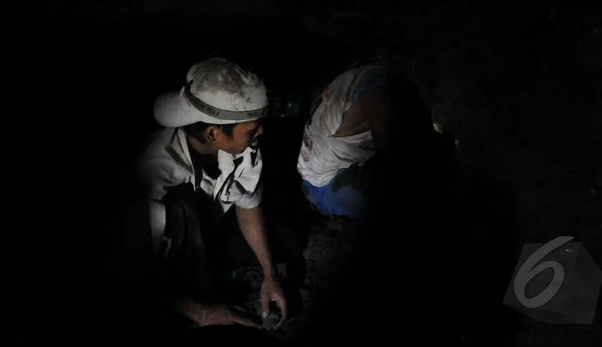 Tampak dua orang penambang berada dalam sumur tempat penambangan Batu Kalimaya, Banten, Selasa (14/4/2015). Gelapnya sumur tak menjadi halangan untuk mereka untuk mendapatkan batu dengan kualitas terbaik.. (Liputan6.com/Johan Tallo) 