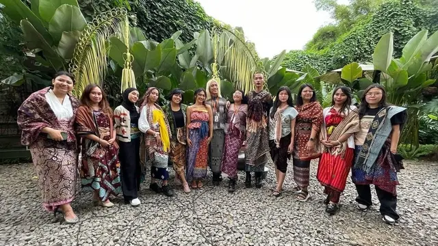 Foto Monique bersama Pemuda Berkain