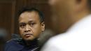 Terdakwa dugaan korupsi pengadaan e-KTP, Irvanto Hendra Pambudi menyimakjawaban saksi pada sidang lanjutan di Pengadilan Tipikor, Jakarta, Selasa (2/10). Sidang mendengar keterangan saksi. (Liputan6.com/Helmi Fithriansyah)